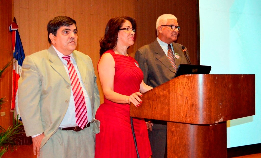 Los expositores Dr.Luis Balboa, Dra Brinia Cabrera y el Dr. Zenón Liriano